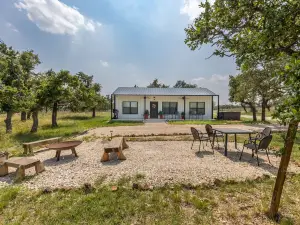 La Casita: Hot-Tub & Firepit, 15 Min to Fred!