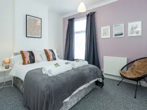 Cosy Home Near Station, Parking, Netflix, Sleeps 5