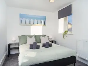 Modern 5 BED-2 BATH Apartment