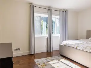 Luxury 5-Bed London Retreat: Hot Tub & Sauna + Prime Location, Ultimate Comfort!