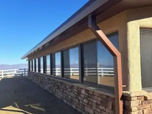 Spacious 6-bedroom hilltop cabin in tranquil Oracle