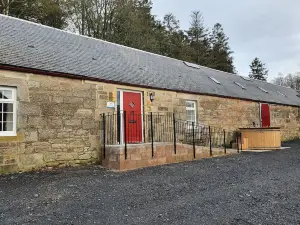 Inviting 2-Bed Barn with Hot Tub Near Muirkirk