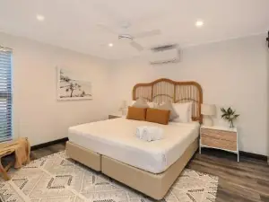 Mooloolaba Canal Home - Modern 4Bedroom with Spa, Sauna and Private Pontoon - New Proprietor 2024