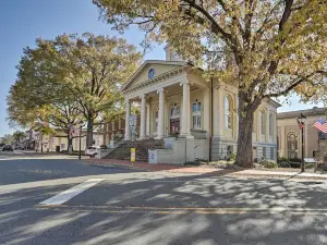 Historic Warrenton Home w/ Patio & Hot Tub!