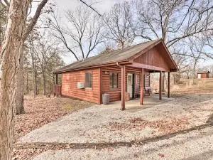 'Owl's Nest' Couple's Retreat: Steps to Lake!