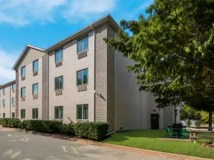 Quality Inn & Suites Roanoke - Fort Worth North