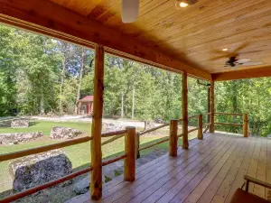 Romantic Mountain View Cabin Rental Near Downtown!