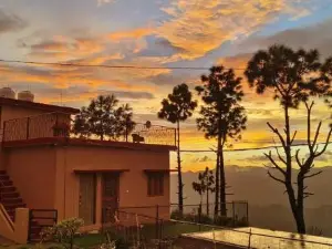 1 Br Stay Enclosing the Mountains Nivriti Cottage by RoamHome