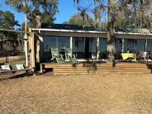 Deep water Lake Marion house.  4BR 2.5BA. Fish off dock. Nearby Golf. SUNSETS