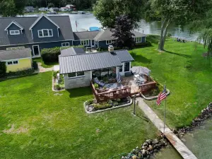 Cozy contemporary Lakefront Cottage