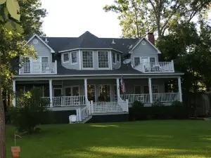 Lake Front Huge Verandas New Appliances w/ Paddleboard Jon Boat electric motor