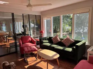 Lovely 4-bedroom house in Mathews on Stutts Creek with gourmet kitchen