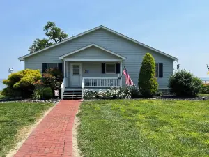 Waterfront, hot tub, screen porch, kayaks, SUP, pier fishing, private feel