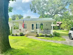 Charming 2-bedroom cottage steps away from the beach, restaurants, and downtown