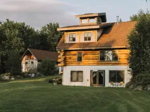 Central yet quiet Log Cabin on 4 acres with laundry, kitchen, bathroom and sauna