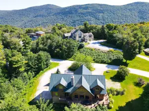 Inviting Hot Tub and Stunning Mountain Views - Exquisite Log Haven