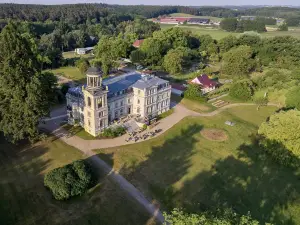 Schloss Kaarz mit Park