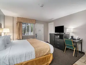 Travelodge by Wyndham Traverse City MI