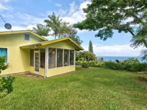 Hamakua Pukana la Hale 3 Bedroom Home by RedAwning