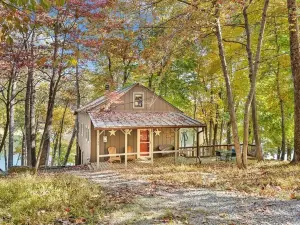 Hot-Tub, Dogs allowed, Fire Pit, Lakeside Cabin Smith Mountain Lake, Kayaks
