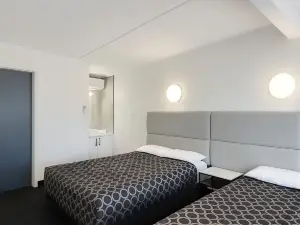 จอลลี่ ไนท์ โมเทล