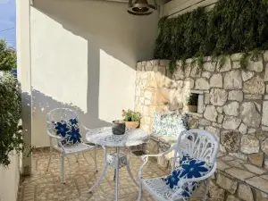 Reginas Studios & Apartments- Blue Flower Apartment