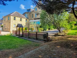 Wentworth House - Free Parking