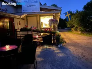 Modern vindsvåning ovanpå café Ute på Landet.