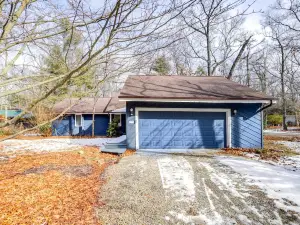 Michiana Home w/ Hot Tub & Lake Access!
