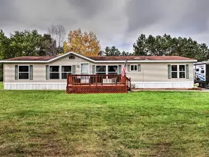 Quaint Pequot Home < 1 Mi from Lake Access!