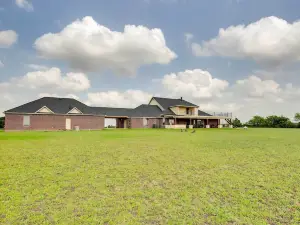 Huge Family-Friendly Texas Ranch Home w/ Grill
