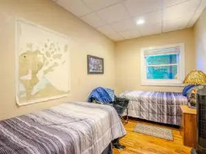 Hidden Gem, 3 Bed Cozy Condo - Dogs Welcomed