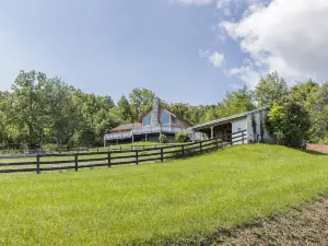 Magnificent Bluemont Lodge with 5 Bedrooms 3 Baths