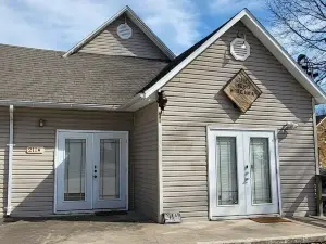 The Hobo Hideaway Unit A: Pet Friendly & Just Off the Neosho Square!