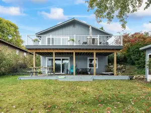 Cozy Spotless Lake Cottage-  Close to Skiing, Perfect Get-Away, Gorgeous Sunsets