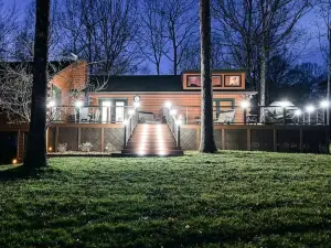 Cozy Bear Cabin provides lakeside living, boathouse bar and  yes....pickle ball.