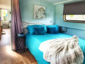 5 Star Stunning Houseboat, No Experience Required