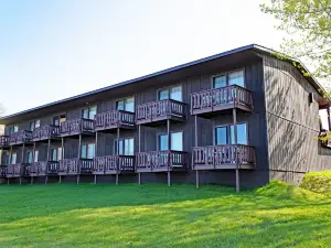 Lake Fanny Hooe Resort-2 Bed with Balcony #12 1 Bedroom Hotel Room by RedAwning