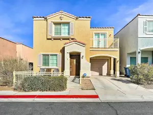 Stylish House with Patio, 8 Mi to Vegas Strip!