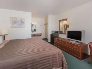 แทรเวิลลอดจ์ บายวินด์แฮม เคลียร์เลค