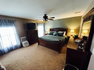 Charming Lake Side Retreat- 3 bed/3 bath Chalet- Pet Friendly