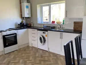 Gillingham Gem - 2BR, Electric Car Charger, Free Parking and Garden