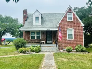 Charming 2-Bedroom House with Gorgeous Views in Serene Middletown