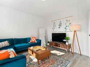 Orange Oasis in the Heart of East Rock with Free Parking Near DT and Yale