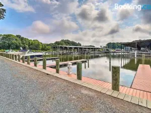 Walk to the Beach with Deck, Fireplace, BBQ Grill, Boat Ramp & Office