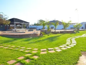 1 Oak Lodge