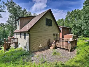 Large Deck + Resort Amenities: Lake Ariel Retreat