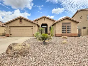 5 Mi to Golf Courses: BBQ-Ready Surprise Home