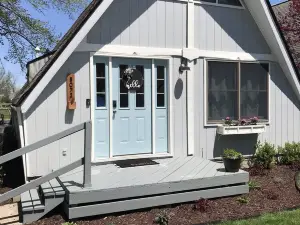 Cozy cottage—lake Wawasee channel— easy access to lake