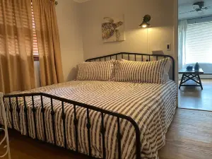 Beach House in Caseville Center walking distance to Everything